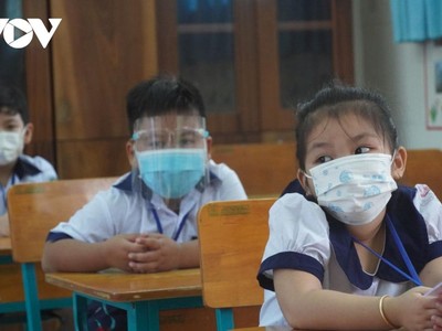 Học sinh lớp 1 tại trường Tiểu học Thạnh An đi học ngày 20/10 (Ảnh Vũ Hường).