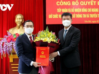 Chủ tịch UBND tỉnh Yên Bái Trần Huy Tuấn (bên phải) trao Quyết định và tặng hoa chúc mừng tân Giám đốc Sở Thông tin và Truyền thông Hoàng Minh Tiến.