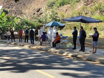 Thành phố Yên Bái lấy mẫu xét nghiệm tầm soát Covid-19 diện rộng.