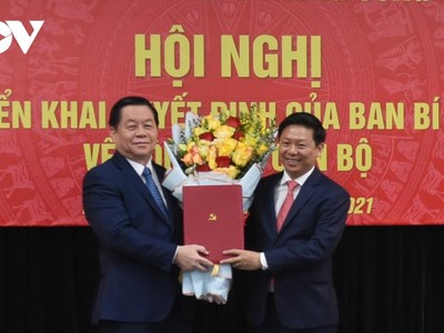 Bí thư Trung ương Đảng, Trưởng Ban Tuyên giáo Trung ương Nguyễn Trọng Nghĩa trao quyết định bổ nhiệm của Ban Bí thư cho ông Trần Thanh Lâm.
