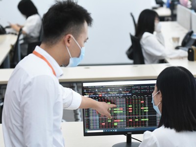 Nhiều nhà đầu tư có khẩu vị săn cổ phiếu thoái vốn.