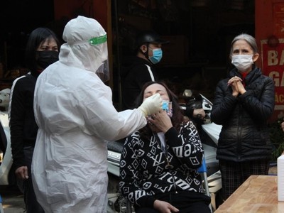 Người dân Yên Bái chấp hành nghiêm việc khai báo y tế, lấy mẫu xét nghiệm.