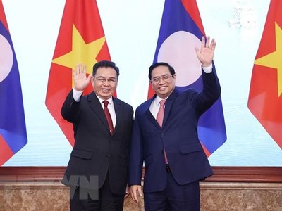 Thủ tướng Phạm Minh Chính và Chủ tịch Quốc hội Lào Saysomphone Phomvihane chụp ảnh chung. (Ảnh: Dương Giang/TTXVN).