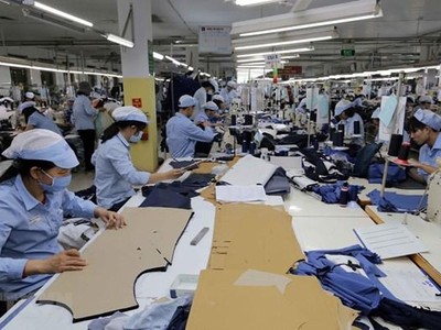 Công nhân tại một doanh nghiệp dệt may. (Nguồn: TTXVN).