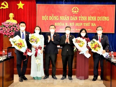 Ông Nguyễn Văn Dành (ngoài cùng bên phải) được bầu giữ chức Phó Chủ tịch UBND tỉnh Bình Dương.