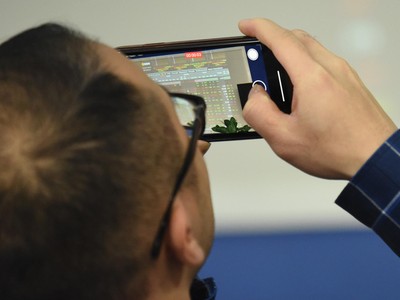 Các cổ phiếu “nóng” vẫn đang thu hút nhà đầu tư, nhưng dòng tiền dần chuyển dịch sang nhóm cổ phiếu cơ bản.