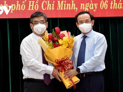 Bí thư Thành uỷ Nguyễn Văn Nên tặng hoa ông Nguyễn Phước Lộc (ảnh Hà An).