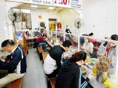 Kể từ 12h trưa mai (8/1), các nhà hàng, cơ sở kinh doanh dịch vụ ăn uống tại 5 phường có dịch ở cấp độ 2 trên địa bàn quận Tây Hồ sẽ được phép phục vụ tại chỗ (Ảnh minh họa).