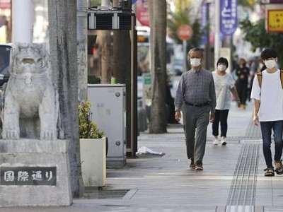 Người dân đeo khẩu trang phòng dịch COVID-19 tại thành phố Naha, tỉnh Okinawa, Nhật Bản. (Ảnh: Kyodo/TTXVN).