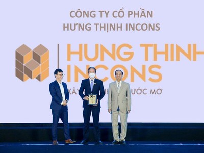 Ông Trần Kim Hải – Phó Tổng Giám đốc Hưng Thịnh Incons nhận chứng nhậnTop 50 Công ty kinh doanh hiệu quả nhất Việt Nam 2021.