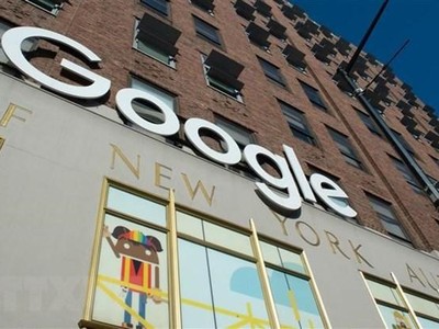 Biểu tượng Google tại một tòa nhà ở New York, Mỹ. (Ảnh: AFP/TTXVN).