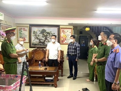 Lực lượng chức năng công bố lệnh bắt Chủ tịch Ủy ban Nhân dân phường Tam Phước Võ Cao Cường. (Ảnh: TTXVN phát).