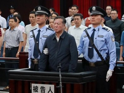 Một quan chức Trung Quốc bị xét xử do tội tham nhũng. (Ảnh: THX).