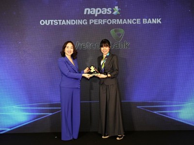 Bà Nguyễn Thị Kim Oanh – Phó Tổng Giám đốc Vietcombank nhận giải thưởng dành cho Ngân hàng tiêu biểu trong hoạt động thanh toán nội địa.