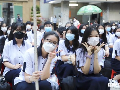 Niềm vui của học sinh lớp 10 Trường THPT Bùi Thị Xuân (quận 1, TP.HCM) được trở lại trường học trực tiếp (Ảnh: NHƯ HÙNG).