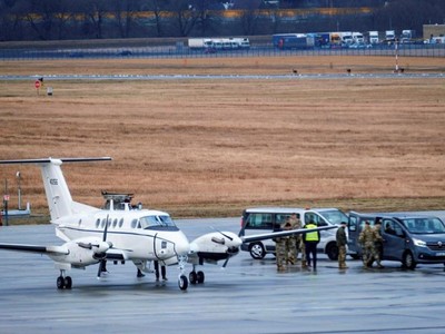 Một máy bay của Lực lượng Không quân Mỹ hạ cánh xuống Sân bay Rzeszow-Jasionka gần Rzeszow, Ba Lan ngày 5/2. Ảnh: Patryk Ogorzalek.