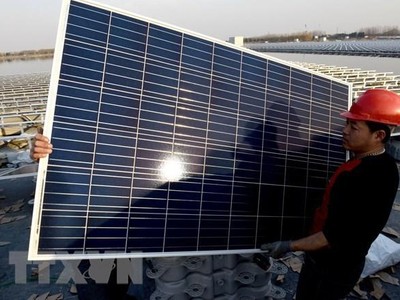 Lắp đặt những tấm pin năng lượng Mặt Trời tại tỉnh An Huy, Trung Quốc. (Ảnh: AFP/TTXVN).