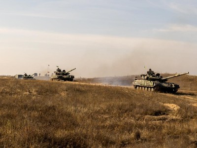 Binh sỹ Ukraine diễn tập tại gần Bán đảo Crimea. Ảnh: Reuters.