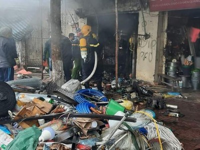 Ngọn lửa đã thiêu rụi nhiều tài sản, vật dụng phía trong.