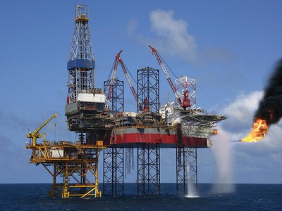 Việc giảm đầu tư thăm dò, khai thác mới là một trong những nguyên nhân quan trọng đẩy giá dầu lên cao.