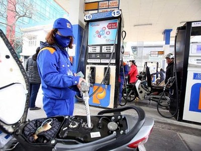 Giá cả của nhiều mặt hàng thiết yếu như xăng dầu, thiết bị, vật tư y tế phòng chống dịch bệnh...tăng mạnh do dịch bệnh và xung đột vũ trang Nga-Ukraine.