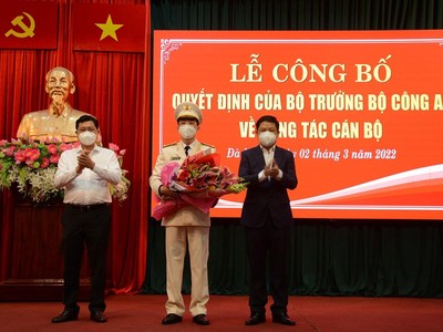 Ông Lương Nguyễn Minh Triết (ngoài cùng bên phải) - Phó Bí thư Thường trực Thành ủy Đà Nẵng tặng hoa chúc mừng tân Phó Giám đốc Công an thành phố.