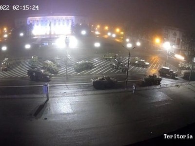 Hình ảnh cắt từ video CCTV cho thấy xe chiến đấu của Nga ở quảng trường trung tâm thành phố Kherson, phía Nam Ukraine ngày 2/3. Ảnh: Shutterstock.