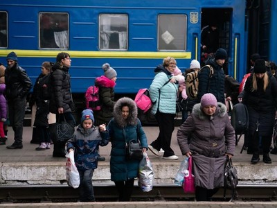 Người dân tới Lviv, Ukraine bằng tàu. Ảnh: NPR.