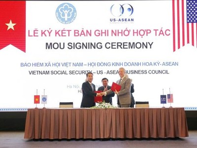 Tổng Giám đốc BHXH Việt Nam Nguyễn Thế Mạnh và Chủ tịch kiêm Tổng Giám đốc USABC ký Biên bản ghi nhớ hợp tác trong lĩnh vực thực hiện chính sách BHYT.