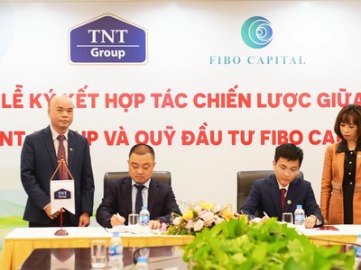 Ông Võ Bình Nguyên – Chủ tịch Fibo Capital Việt Nam cùng ông Nguyễn Gia Long – Chủ tịch HĐQT Công ty CP Tập đoàn TNT ký kết biên bản hợp tác.