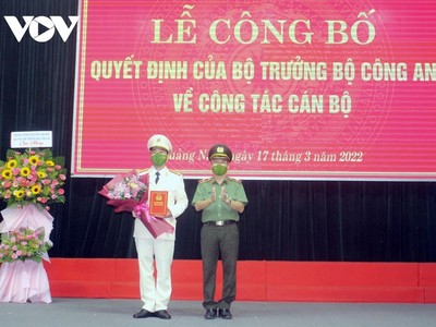 Giám đốc Công an tỉnh Quảng Nam trao quyết định điều động, bổ nhiệm Phó Giám đốc Công an tỉnh Quảng Nam cho Trung tá Nguyễn Văn Tuấn.
