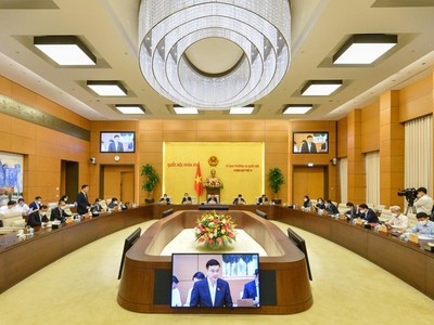 Chủ nhiệm Ủy ban Kinh tế Vũ Hồng Thanh trình bày Báo cáo về một số vấn đề lớn về việc giải trình, tiếp thu, chỉnh lý dự thảo Luật Kinh doanh bảo hiểm (sửa đổi) tại phiên họp thứ 9. Ảnh: Quốc hội.