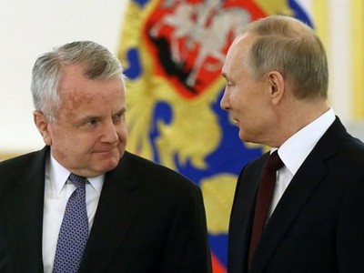 Đại sứ Mỹ tại Liên bang Nga John Sullivan và Tổng thống Nga Vladimir Putin. (Ảnh: Getty).