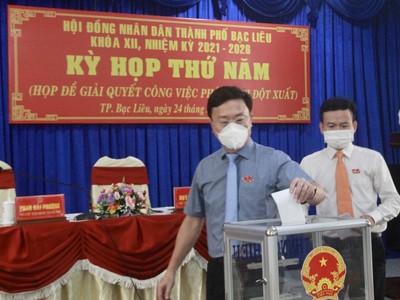 Đại biểu HĐND thành phố Bạc Liêu bỏ phiếu bãi nhiệm đại biểu HĐND thành phố đối với ông Lê Chí Hưởng tại kỳ họp thứ 5.