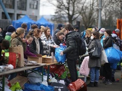 Phân phát đồ hỗ trợ cho người Ukraine sơ tán tránh chiến sự, tại Krakow (Ba Lan) ngày 26/2/2022. (Ảnh: PAP/TTXVN).