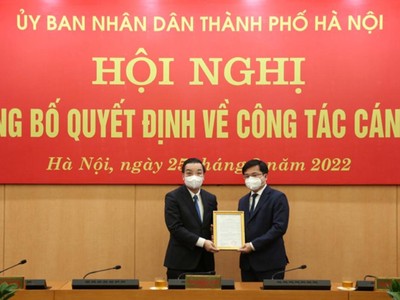 Chủ tịch UBND TP Hà Nội Chu Ngọc Anh trao Quyết định cho ông Trương Việt Dũng.