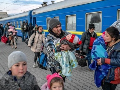Người dân lên tàu hỏa để sơ tán tránh xung đột ở Odessa, Ukraine, ngày 9/3/2022. (Ảnh: AFP/TTXVN).