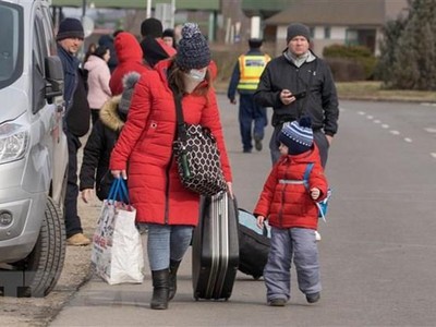 Người Ukraine sơ tán tránh xung đột tới Beregsurany, Hungary ngày 26/2/2022. (: THX/TTXVN)