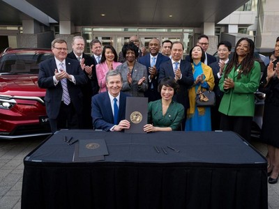 Thống đốc Bang Bắc Carolina Roy Cooper và Phó Chủ tịch Tập đoàn Vingroup kiêm Tổng giám đốc VinFast toàn cầu Lê Thị Thu Thuỷ ký kết hợp tác về việc đầu tư xây dựng nhà máy VinFast tại bang Bắc Carolina.