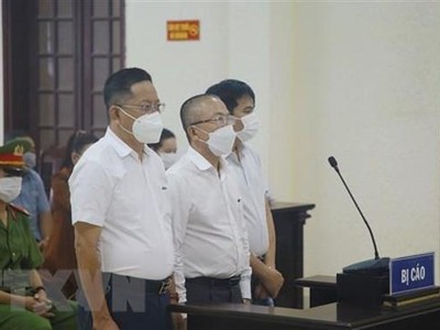 Ba bị cáo Lê Anh Dũng, Phan Bùi Bảo Thi và Nguyễn Huy tại phiên tòa xét xử sơ thẩm vụ án 'Lợi dụng các quyền tự do dân chủ xâm phạm quyền, lợi ích hợp pháp của cá nhân. (Ảnh: Thanh Thủy/TTXVN)