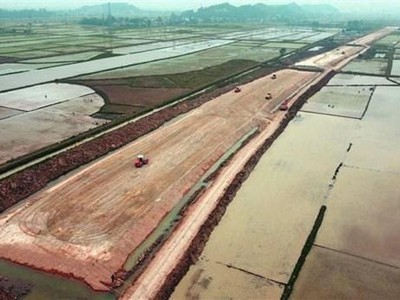 Công trường cao tốc Bắc-Nam phía Đông đoạn Nghi Sơn-Diễn Châu, những ngày giáp Tết Nguyên đán 2022. (Ảnh: Huy Hùng/TTXVN).