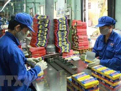 Đóng gói sản phẩm pin R20 tại Công ty Cổ phần Pin Hà Nội (Tập đoàn Hóa chất Việt Nam). (Ảnh: Hoàng Hùng/TTXVN)