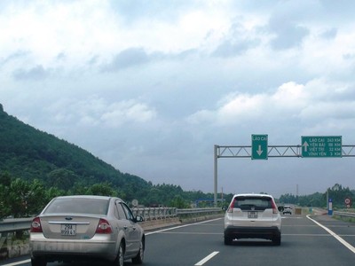 Phương tiện lưu thông trên tuyến cao tốc Nội Bài-Lào Cai. (Ảnh: Việt Hùng/Vietnam+).