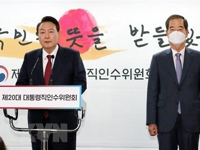 Tổng thống đắc cử Hàn Quốc Yoon Suk-yeol (trái) đề cử ông Han Duck-soo làm Thủ tướng trong Chính phủ mới, tại cuộc họp báo ở Seoul ngày 3/4/2022. (Ảnh: Yonhap/TTXVN).