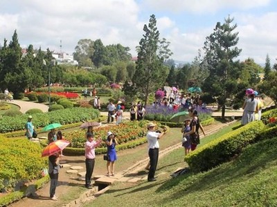 Du khách vui chơi tại vườn hoa thành phố Đà Lạt. (Ảnh: Phạm Kha/TTXVN).