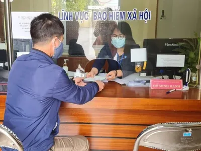 Cán bộ, công chức nghỉ hưu ở tuổi cao hơn nhưng không vượt quá 65 tuổi đối với nam và đối với nữ thì không quá 60 tuổi (Ảnh minh họa: Xuân Hinh).