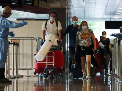 Hành khách tại sân bay quốc tế Changi của Singapore. (Ảnh: Reuters).