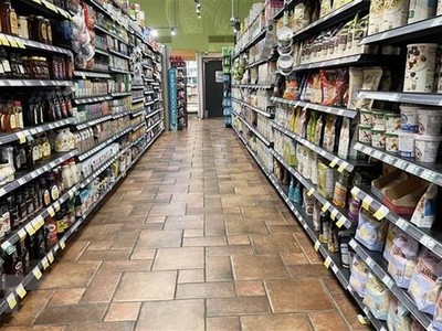 Các kệ hàng tại một chợ bán thực phẩm ở Arlington, Virginia, Mỹ. (Ảnh: THX/TTXVN)