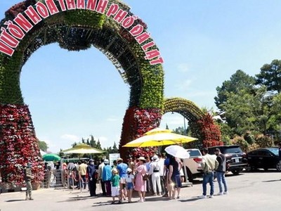 Du khách từ các tỉnh miền Tây, miền Đông Nam Bộ và Thành phố Hồ Chí Minh tới thành phố Đà Lạt, tỉnh Lâm Đồng, nghỉ dưỡng khá đông. (Ảnh: Chu Quốc Hùng/TTXVN)