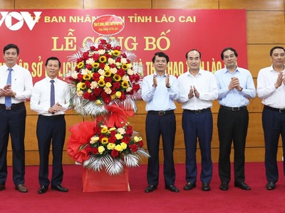 Hai tân lãnh đạo Sở Du lịch (đứng bên trái) nhận hoa chúc mừng từ lãnh đạo tỉnh Lào Cai.